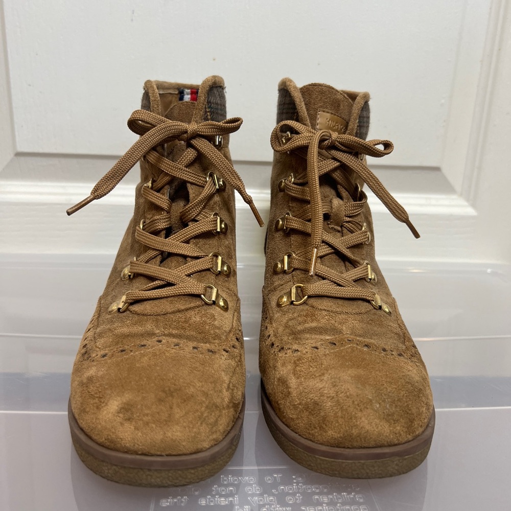 Tommy Hilfiger Boots - size 9
